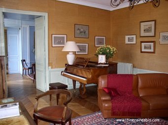 Salon et piano aux chambres d'hôtes du château de sarceaux